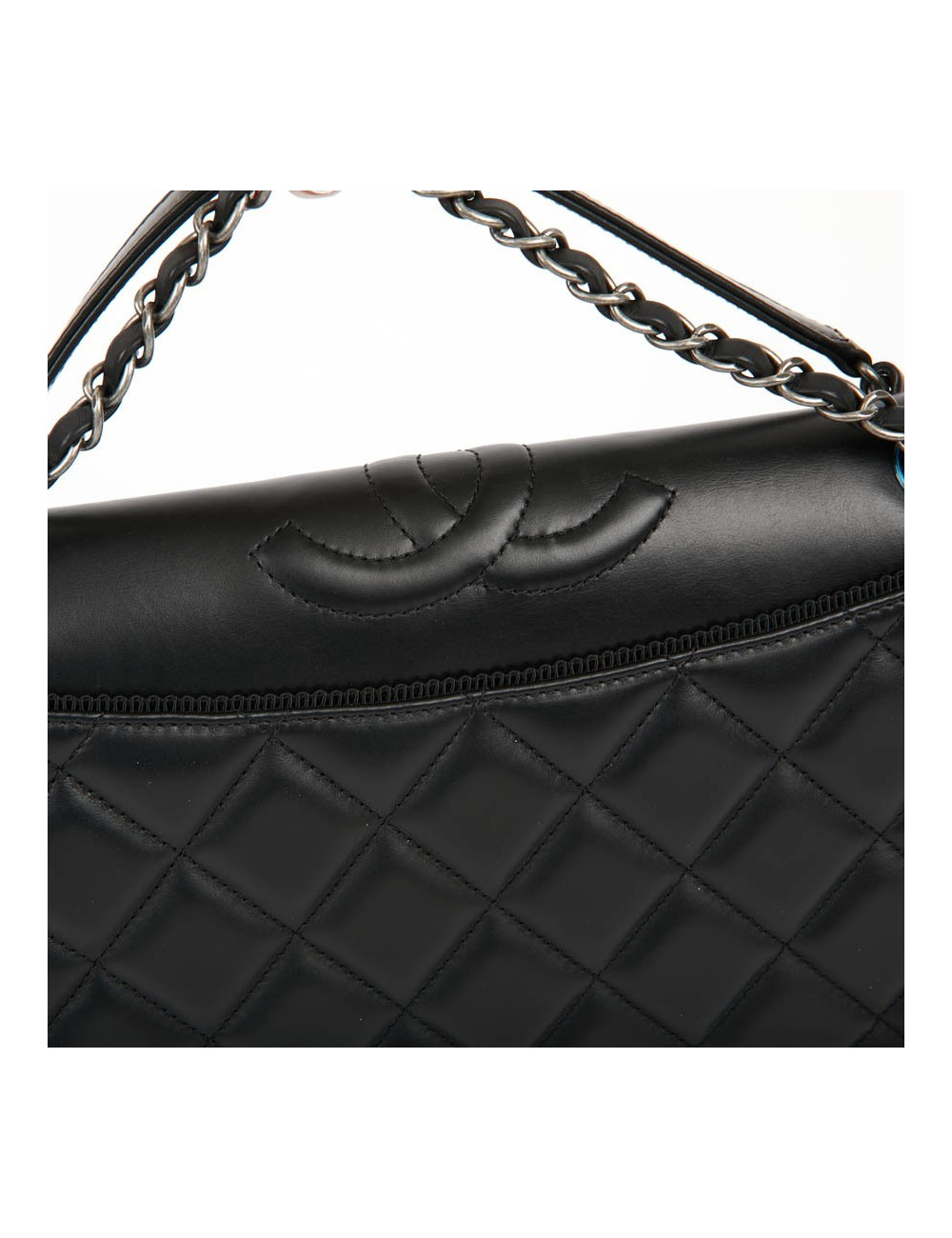 Sac en cuir d'agneau noir embossé CHANEL