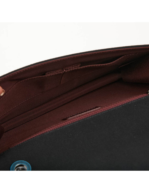 Sac en cuir d'agneau noir embossé CHANEL