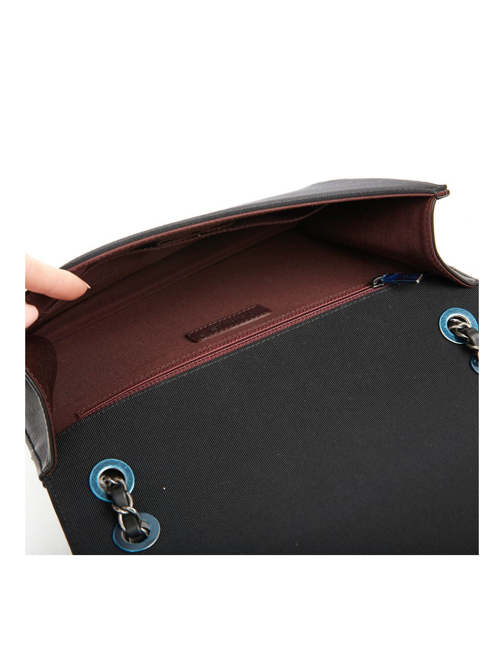 Sac en cuir d'agneau noir embossé CHANEL