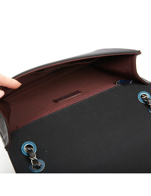 Sac en cuir d'agneau noir embossé CHANEL