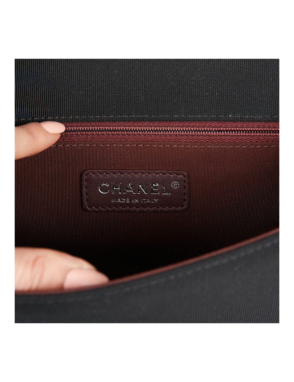 Sac en cuir d'agneau noir embossé CHANEL