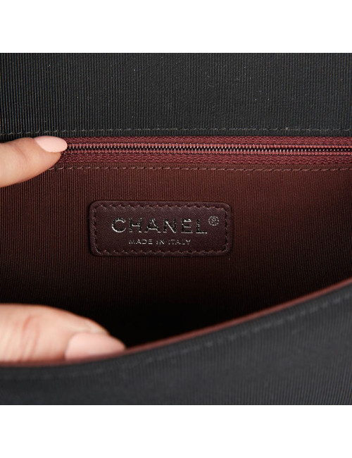 Sac en cuir d'agneau noir embossé CHANEL