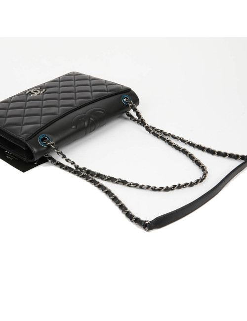 Sac en cuir d'agneau noir embossé CHANEL