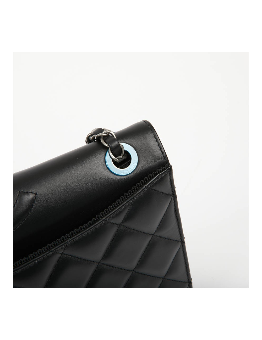 Sac en cuir d'agneau noir embossé CHANEL