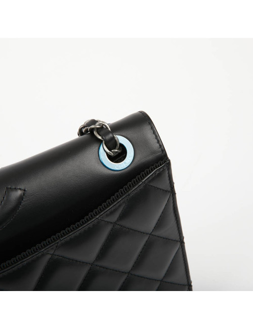 Sac en cuir d'agneau noir embossé CHANEL