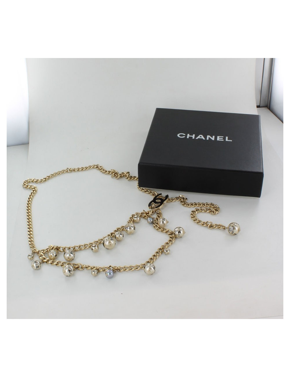 Ceinture/ sautoir CHANEL en métal doré orné de perles nacrées 