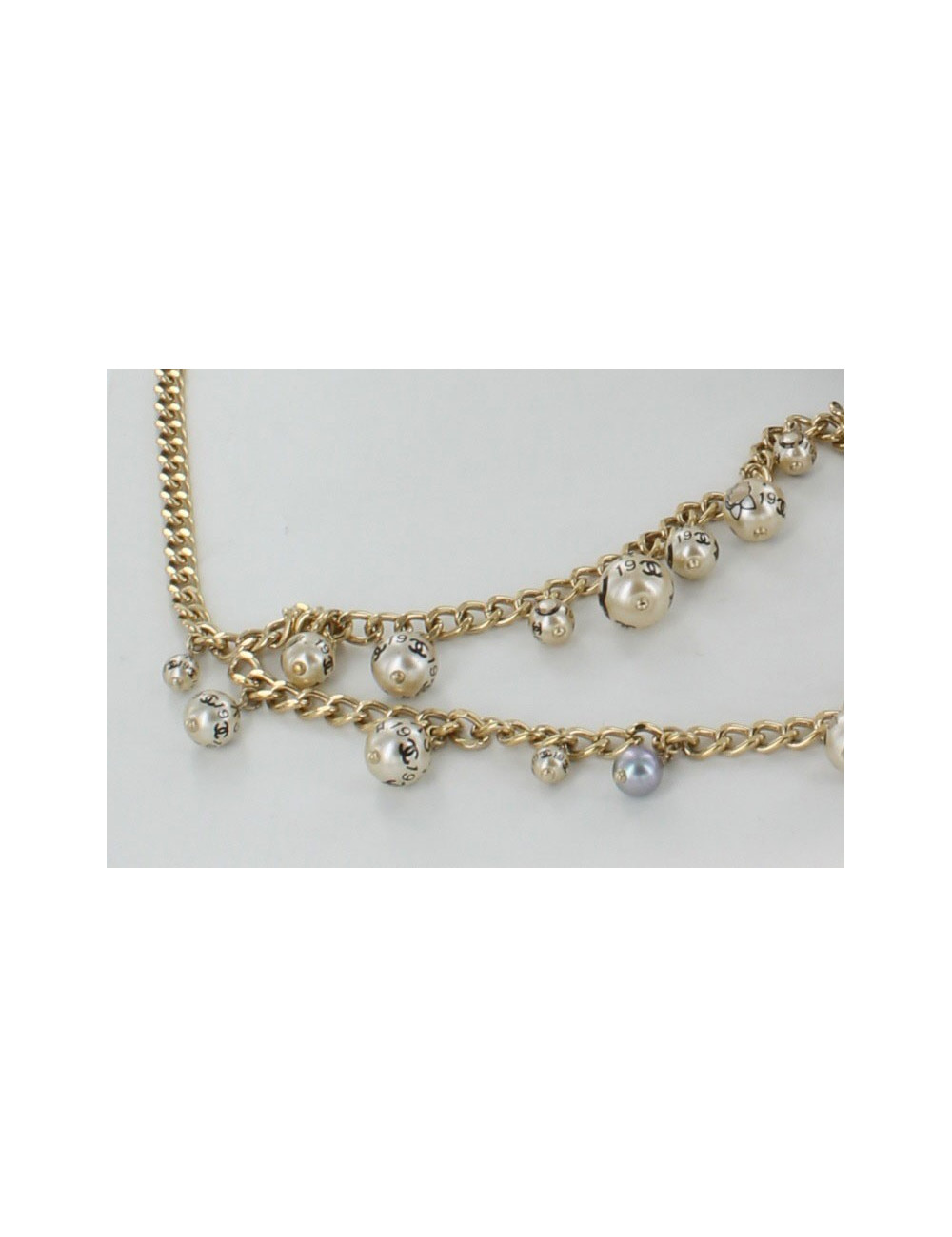 Ceinture/ sautoir CHANEL en métal doré orné de perles nacrées 