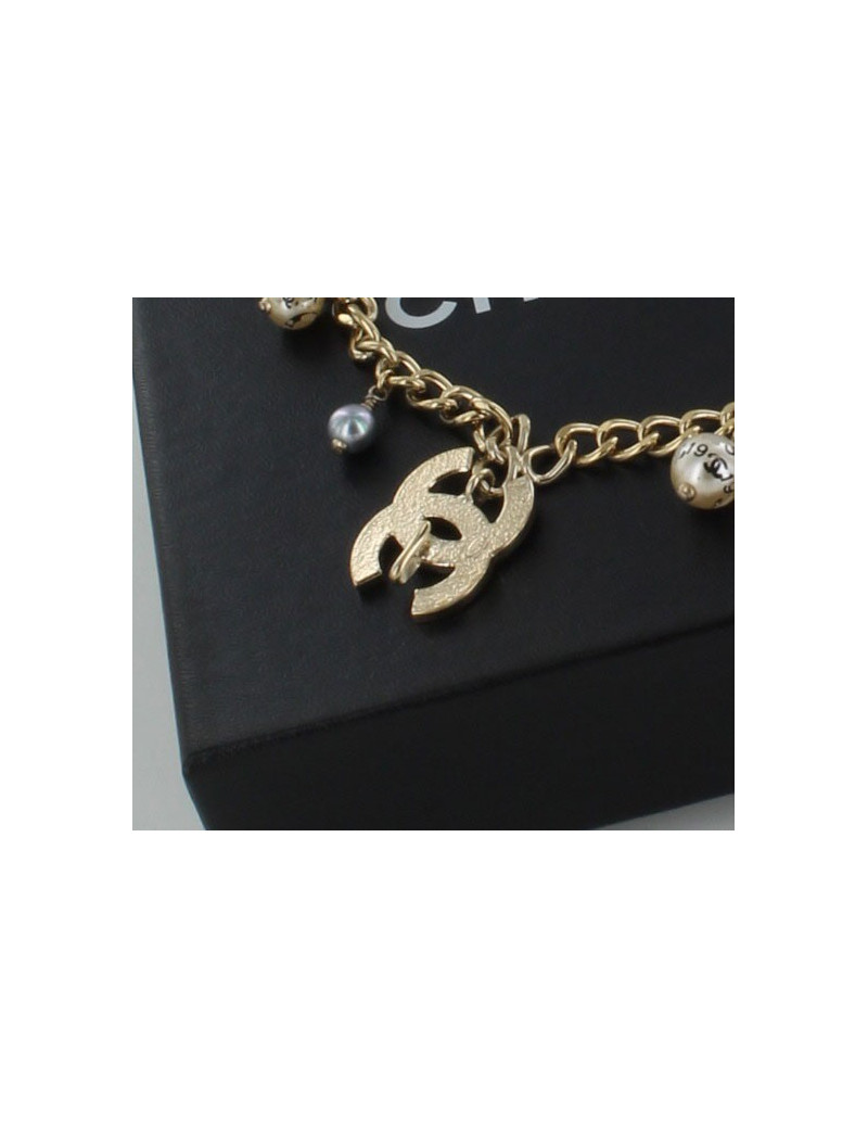 Ceinture/ sautoir CHANEL en métal doré serti de perles nacrées 