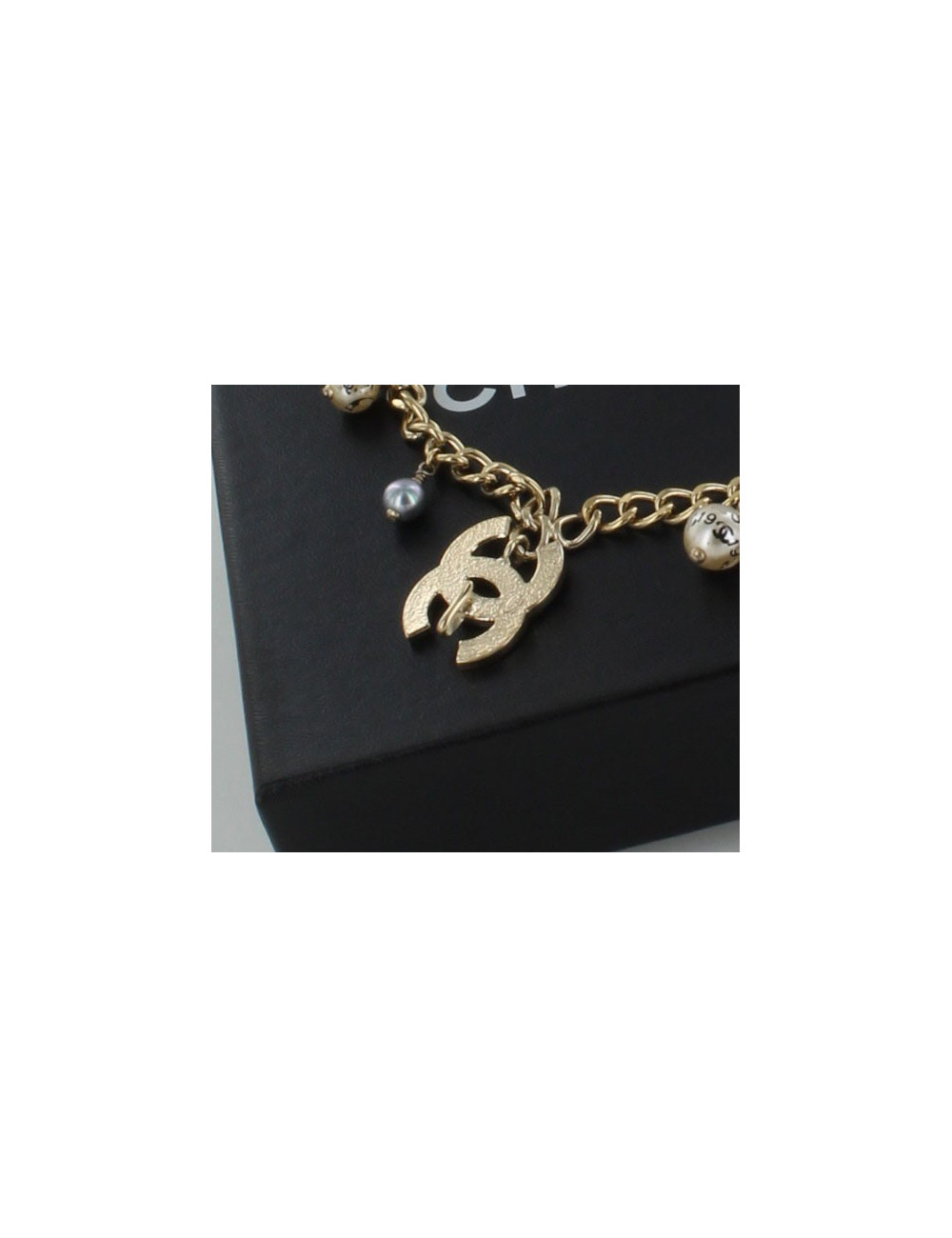 Ceinture/ sautoir CHANEL en métal doré orné de perles nacrées 