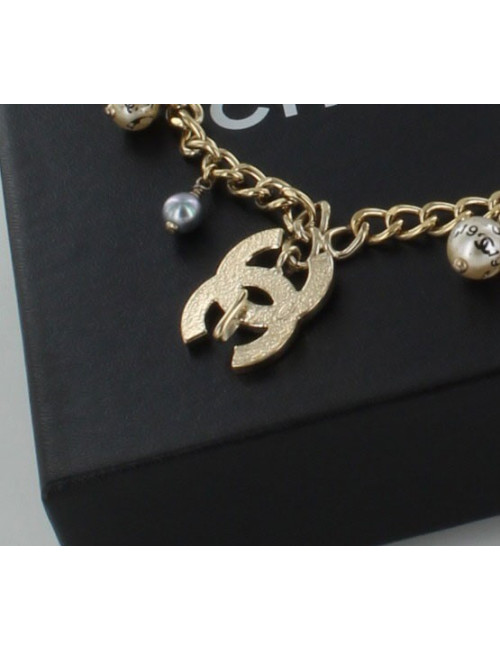 Ceinture/ sautoir CHANEL en métal doré orné de perles nacrées 