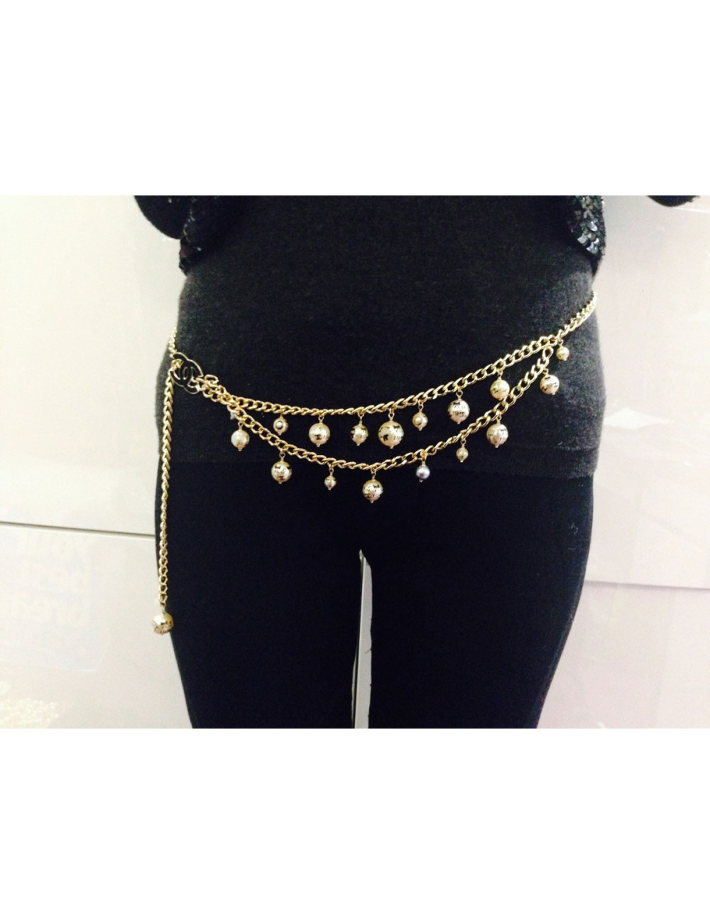 Ceinture/ sautoir CHANEL en métal doré orné de perles nacrées 