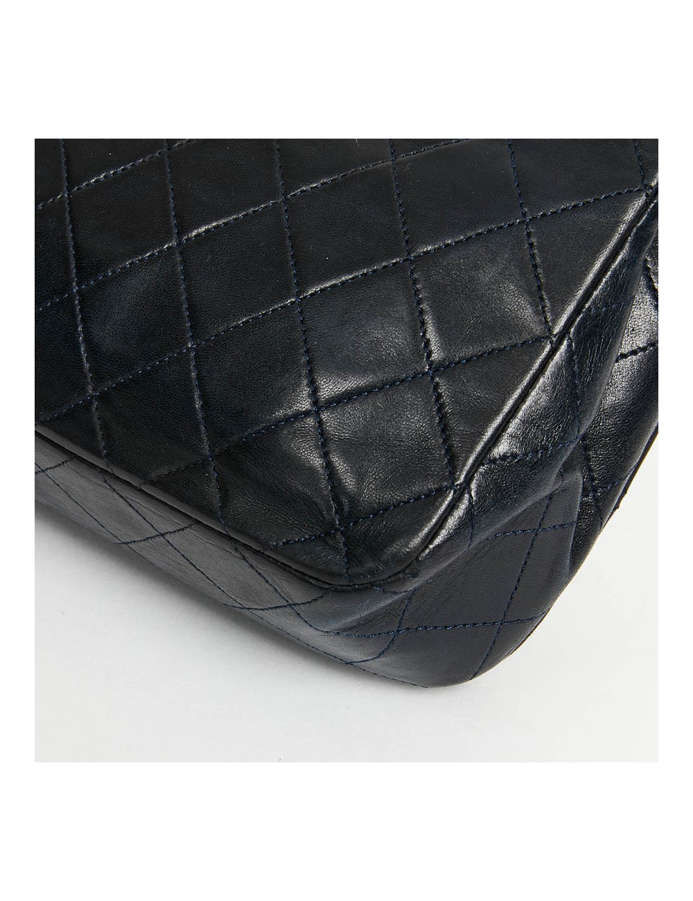 CHANEL Vintage Navy Blue Lambskin Bag - Second hand bag certified