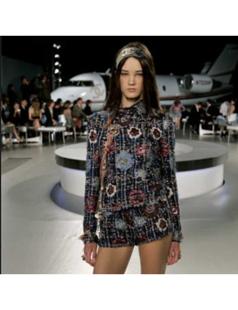 Veste CHANEL T 36 croisée tweed bleu et rose  pastel et camélias brodés de fils métalisés