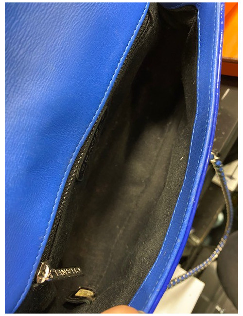 Timeless CHANEL cuir verni bleu