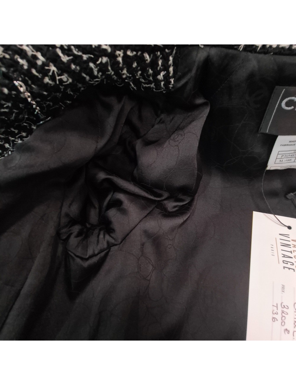Veste T 36 CHANEL en tweed noir avec rayures blanches. Etiquette à l'intérieur noir