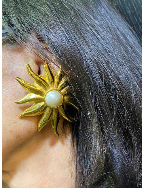 Clips d'oreille CHANEL soleil et perles nacrées vintage