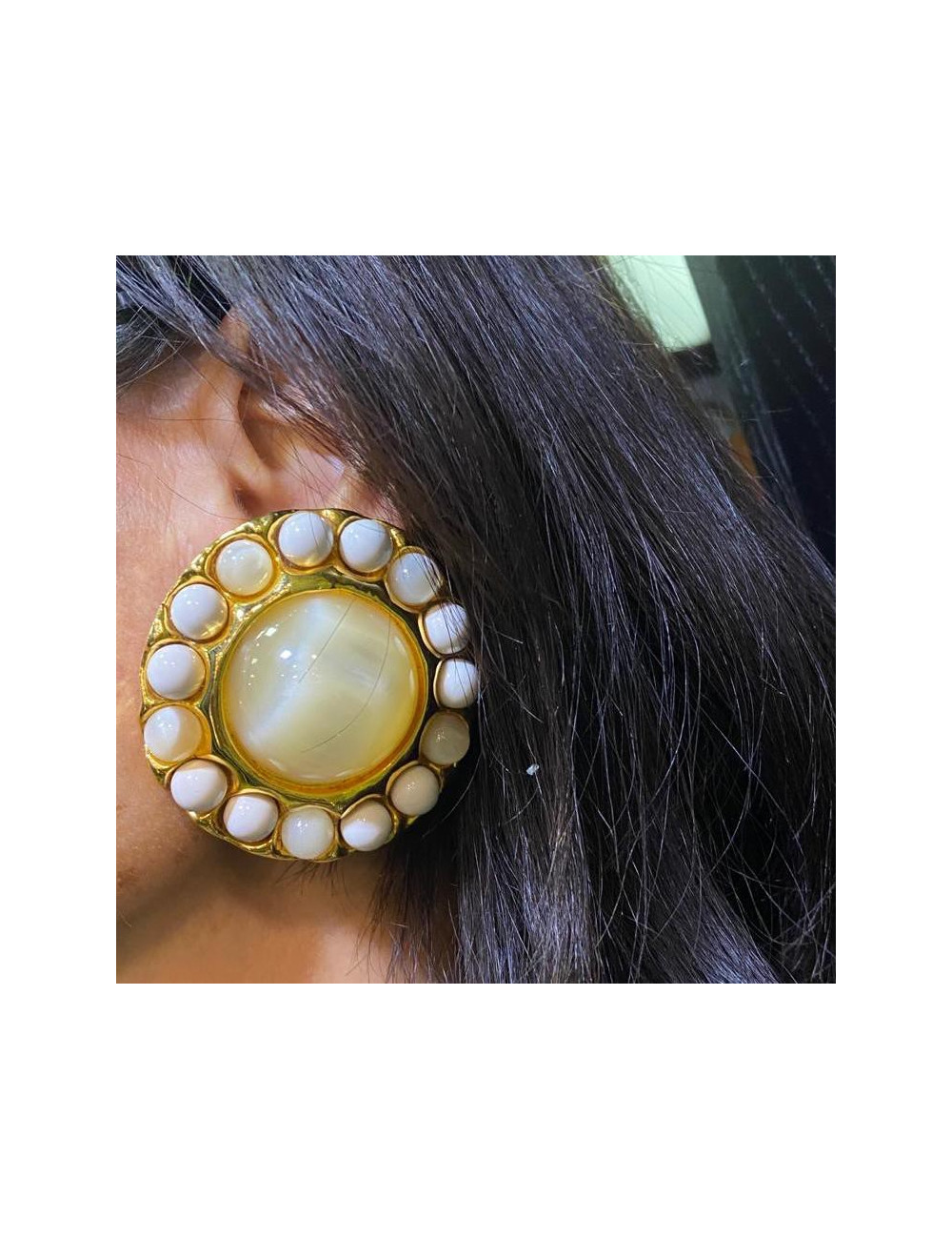 CHANEL Vintage Clip-on Earrings in Gilded Metal set with Pearls