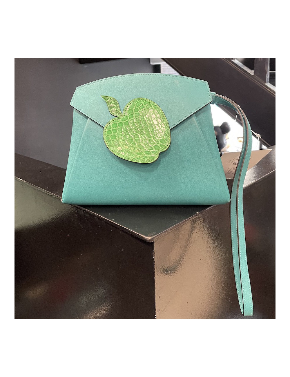 Sac pochette HERMES Tutti frutti Hermail cuir tadelakt bleu paon et crocodile vert