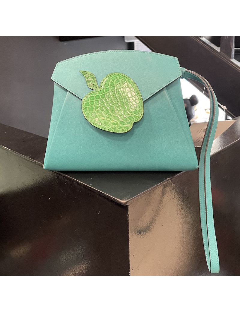 Sac pochette HERMES Tutti frutti Hermail cuir tadelakt bleu paon et crocodile vert