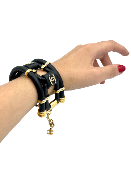 Bracelet CHANEL cuir noir CC dorée