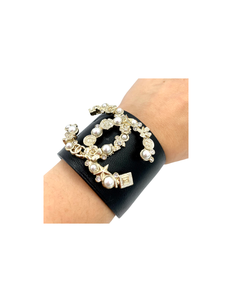 Manchette en cuir CHANEL avec un CC métal et perles