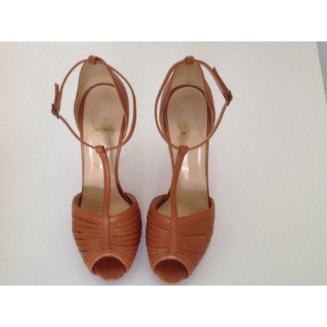 Sandales CHRISTIAN LOUBOUTIN T 38 cuir gold