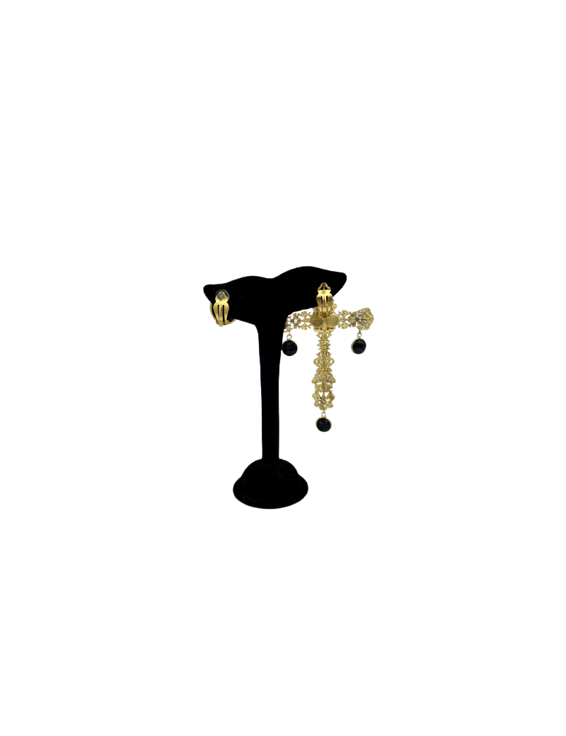 Clous croix pendantes MARGUERITE DE VALOIS noires 