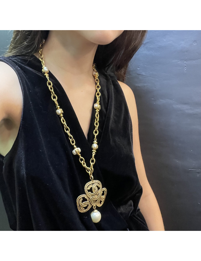 CHANEL long vintage necklace in golden metal and beads