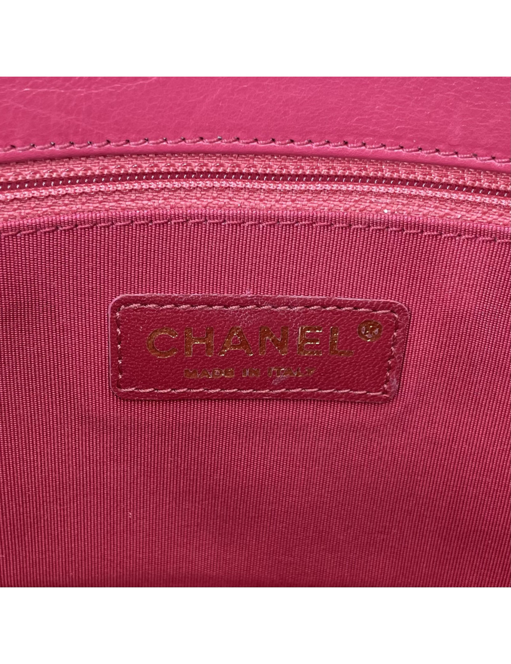 Sac CHANEL carré en cuir rose fushia liseré en python