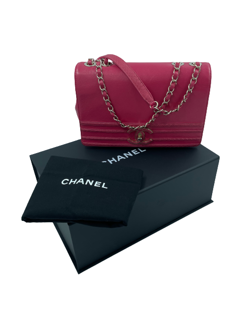 Sac CHANEL carré en cuir rose fushia liseré en python