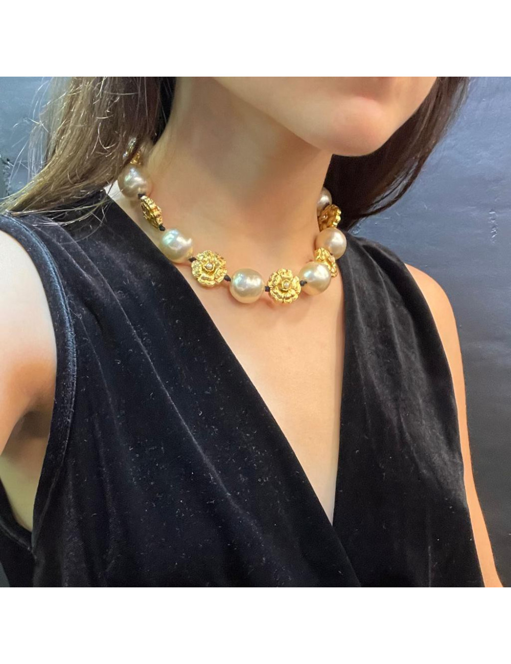Collier CHANEL pate de verre camélias