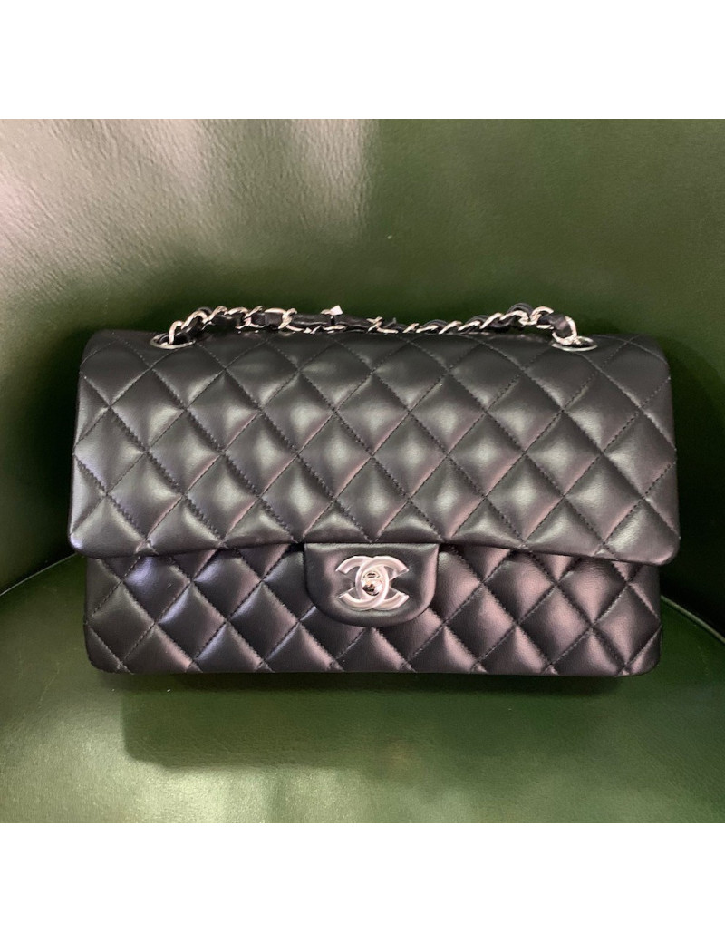 Timeless CHANEL cuir d'agneau noir