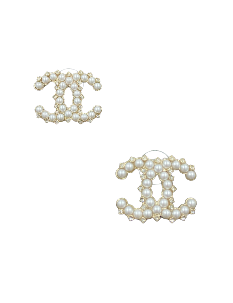 Grands clous d'oreilles CHANEL perles nacrées