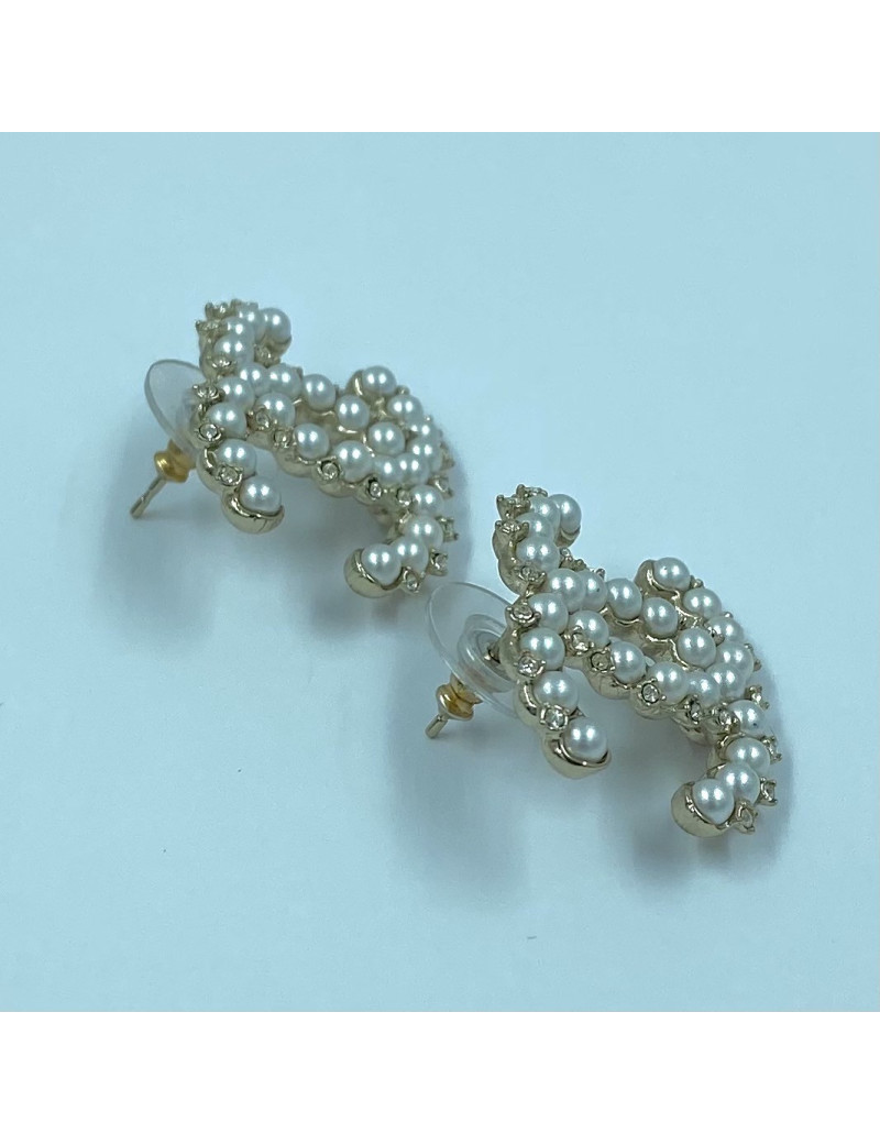 Grands clous d'oreilles CHANEL perles nacrées