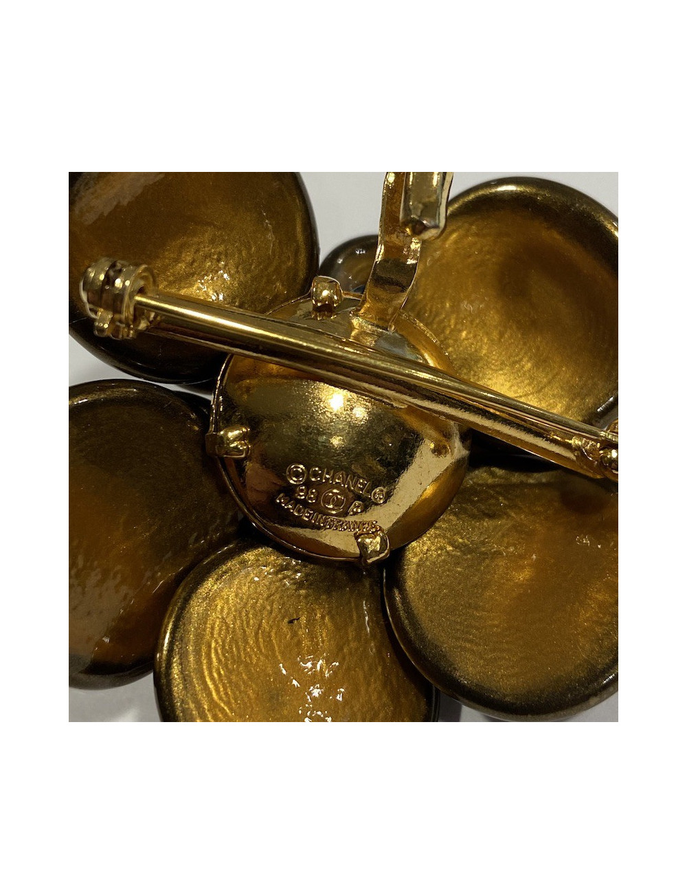 Broche pendentif CHANEL pâte de verre 