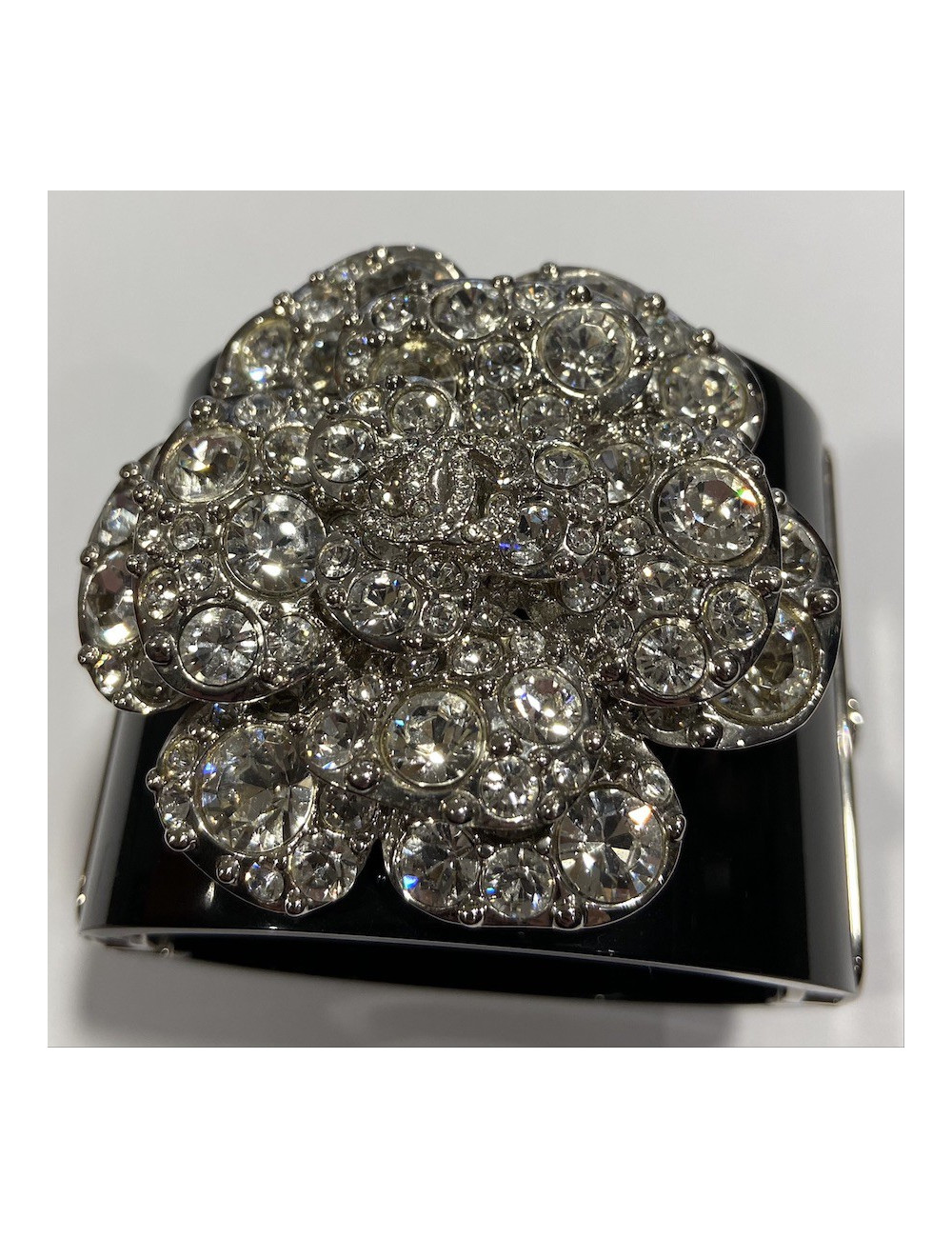 Manchette CHANEL camélia brillants