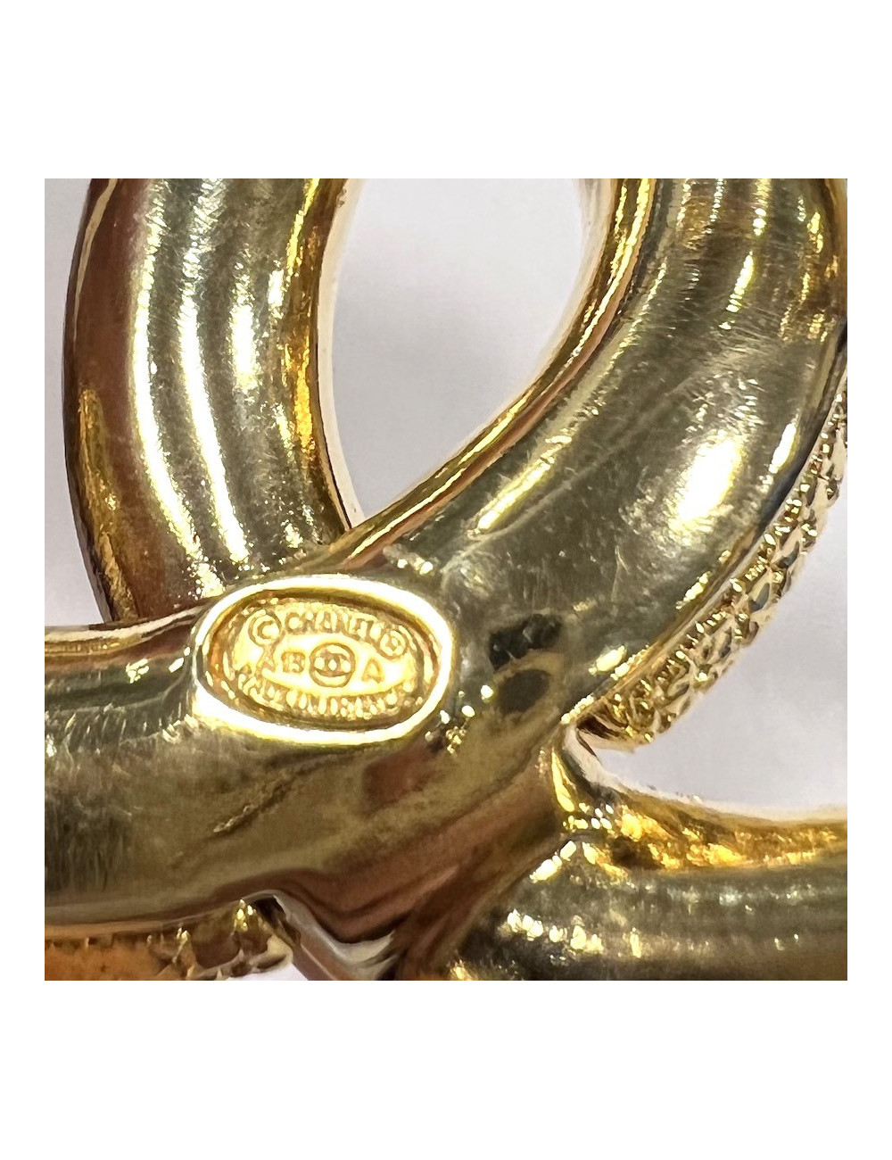 Broche CHANEL dorée corail strass