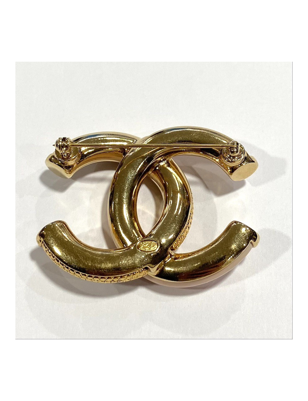 Broche CHANEL dorée corail strass