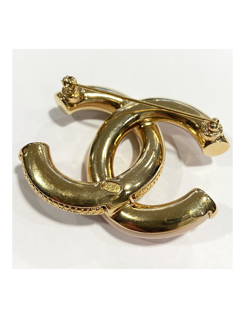 Broche CHANEL dorée corail strass