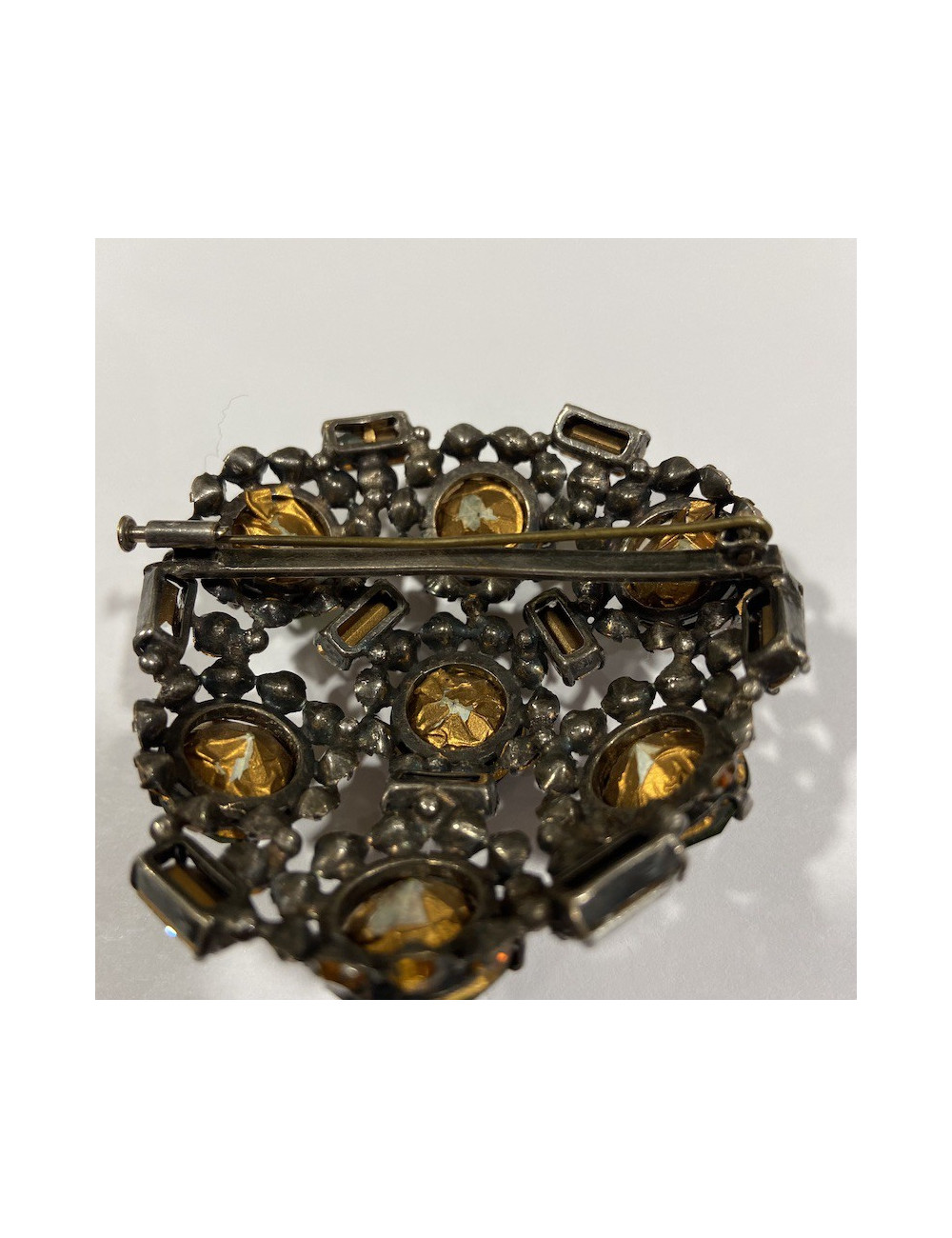 Broche sertie de cabochons verts et baguettes cristal