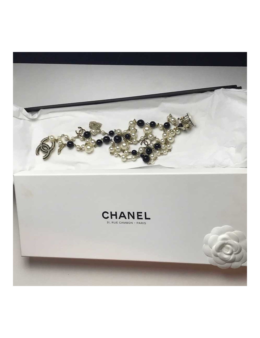 Ceinture sautoir CHANEL perles et charms