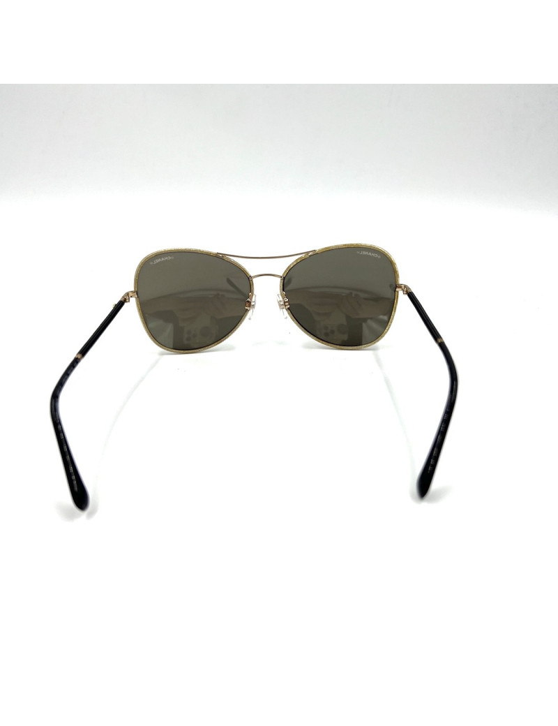 Paire de lunettes de soleil CHANEL aviateur