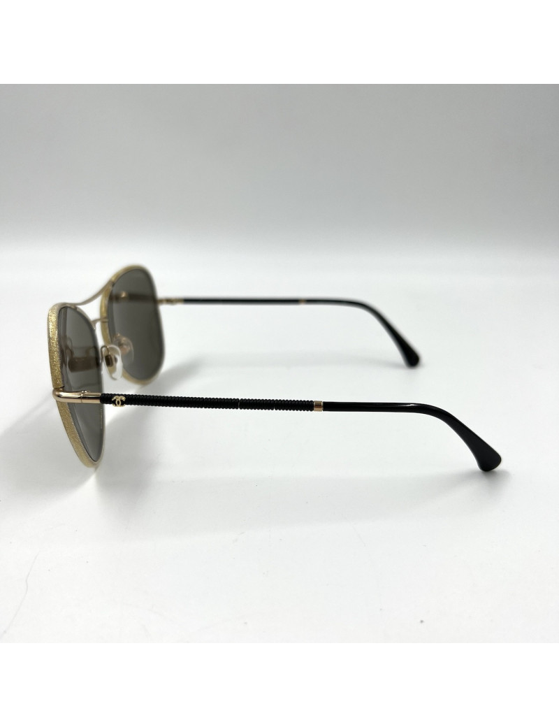Paire de lunettes de soleil CHANEL aviateur