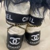 Bottes après-ski Chanel noires et blanches chaînes dorées