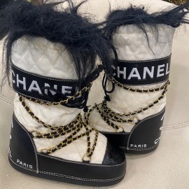 Bottes après-ski Chanel noires et blanches chaînes dorées T38-40