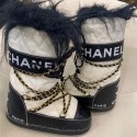 Bottes après-ski Chanel noires et blanches chaînes dorées 