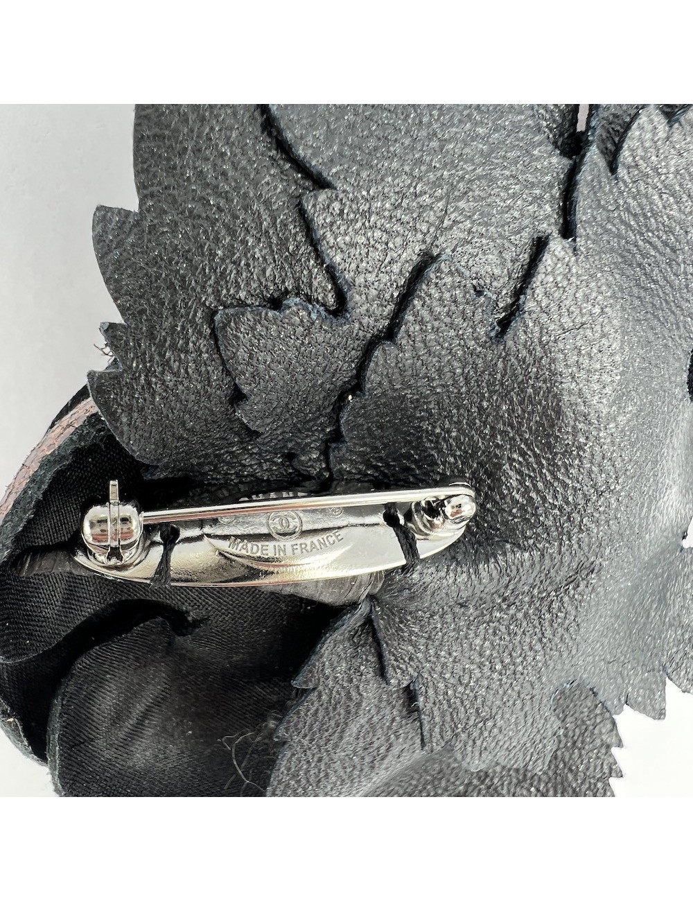 Broche CHANEL cuir moiré