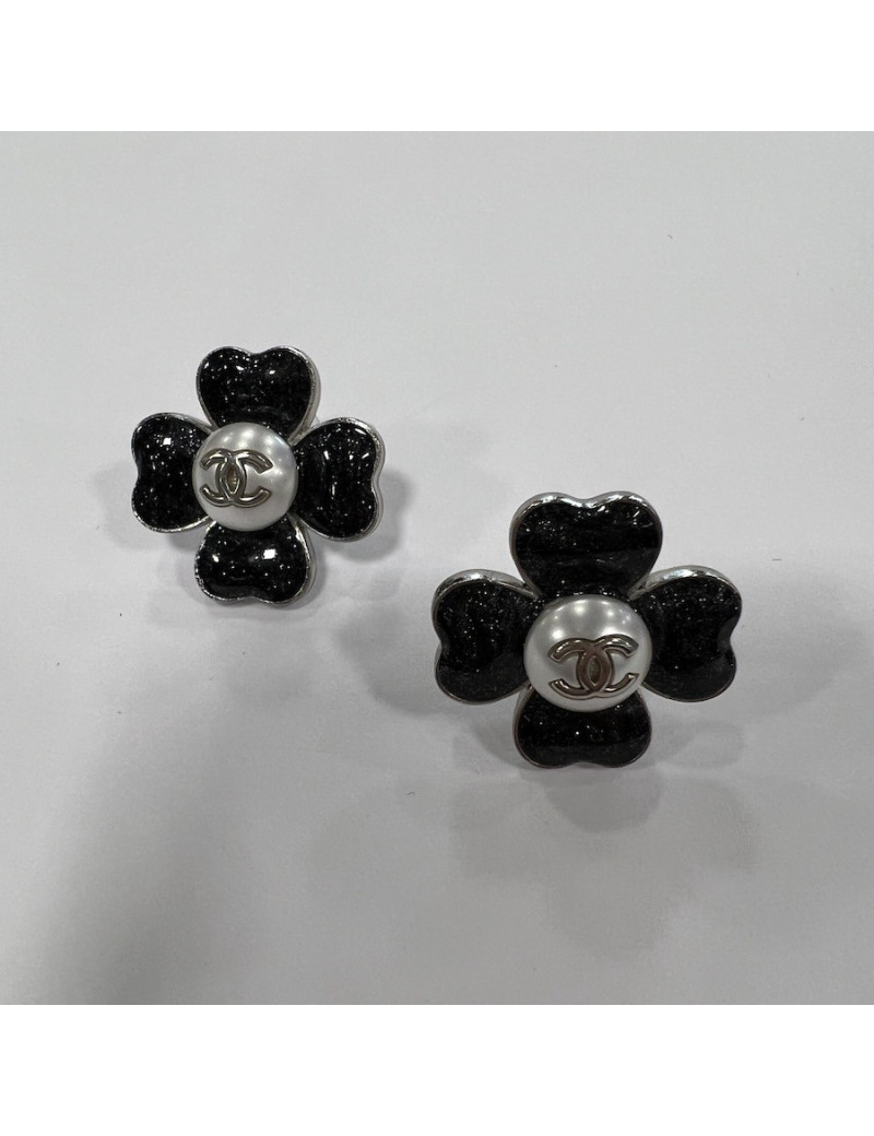 Clous trèfle CHANEL émaillé noir