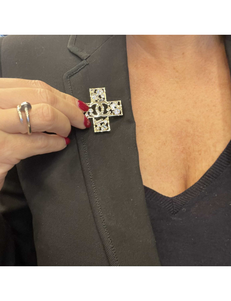 Broche CHANEL croix sertie brillants