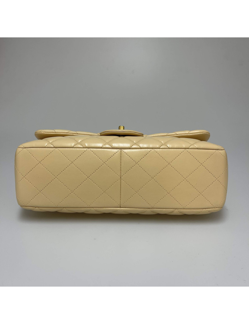 Jumbo CHANEL cuir d'agneau beige